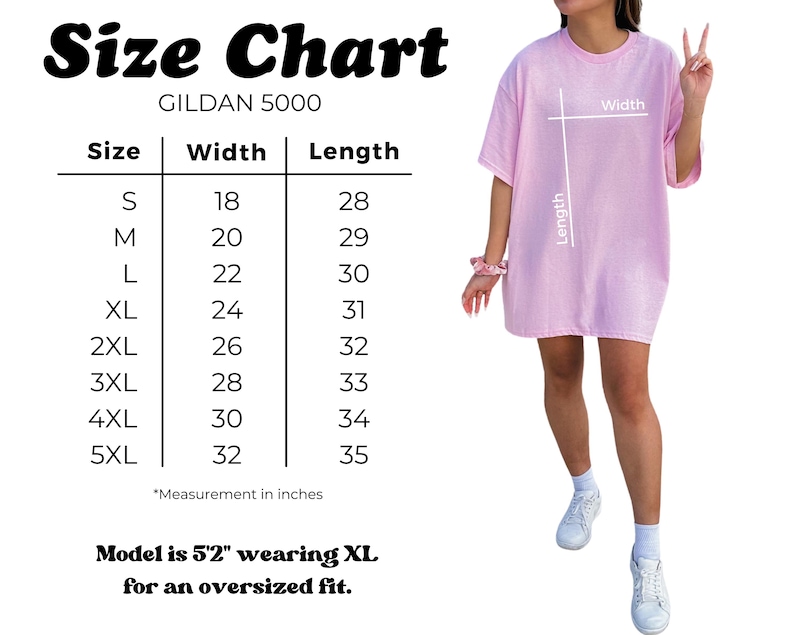 Op de afbeelding: Een Gildan 5000 maattabel voor een lichtroze t-shirt. De tabel toont de maten S tot en met 5XL met bijbehorende breedte- en lengtematen in inches. Een diagram op het t-shirt geeft aan waar de breedte en lengte worden gemeten. De tekst luidt: Model is 5'2" wearing XL for an oversized fit.