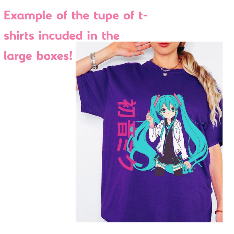 Op de afbeelding: Een paars t-shirt met korte mouwen en een afbeelding van een anime-personage met lang groenblauw haar, gekleed in een wit jasje en een zwarte rok. Het ontwerp bevat de roze Japanse tekst 初音ミク verticaal aan de linkerkant.