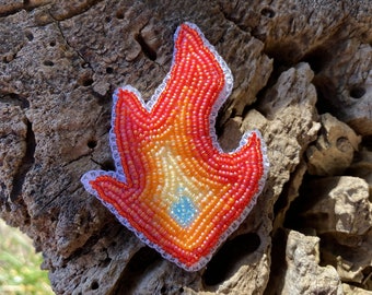 Flamme Perlen Brosche | Perlenstickerei, handgemachter Schmuck, Pin, Geschenk für Fantasy Fans