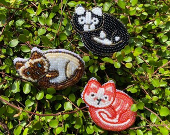 Schläfrige Katze Perlenbrosche | Perlenstickerei, handgemachter Schmuck, Pin, Geschenk für Katzenliebhaber