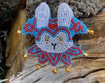 Jester Hase Perlenbrosche | Perlenstickerei, handgemachter Schmuck, Pin, Geschenk für Hasen Liebhaber