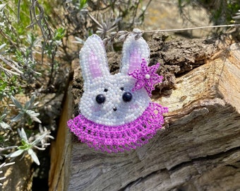 Modische Hase im Spitzenkragen Perlenbrosche | Perlenstickerei, handgemachter Schmuck, Pin, Geschenk für Hasen Liebhaber
