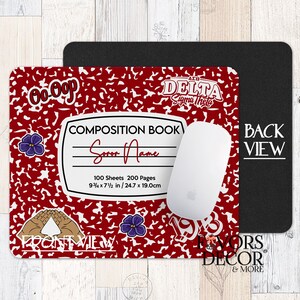 Puede incluir: Alfombrilla de rat&oacute;n de estilo cuaderno rojo y blanco con el texto "00-OP", "&Delta;&Sigma;&Theta; DELTA Sigma Theta", "COMPOSITION BOOK", "Soror Name", "100 Sheets 200 Pages 9 3/4 x 7 1/2 in / 24.7 x 19.0 cm", "FRONT VIEW" y "BACK VIEW".