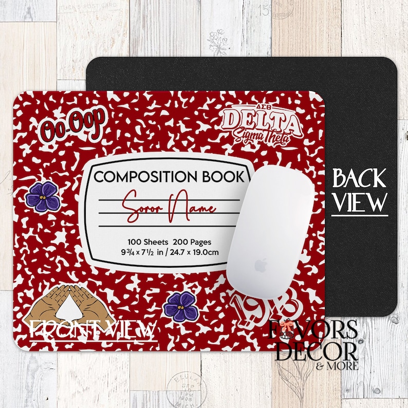 Puede incluir: Alfombrilla de rat&oacute;n de estilo cuaderno rojo y blanco con el texto "00-OP", "&Delta;&Sigma;&Theta; DELTA Sigma Theta", "COMPOSITION BOOK", "Soror Name", "100 Sheets 200 Pages 9 3/4 x 7 1/2 in / 24.7 x 19.0 cm", "FRONT VIEW" y "BACK VIEW".