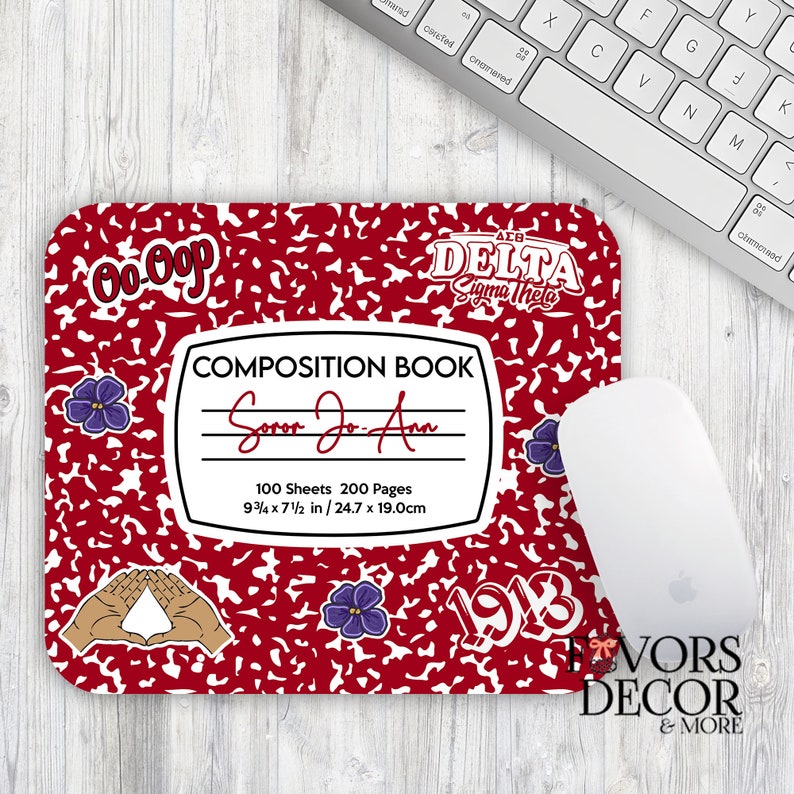 Puede incluir: Alfombrilla de rat&oacute;n roja y blanca estilo cuaderno de composici&oacute;n con un logotipo de hermandad, las letras "&Alpha;&Sigma;&Theta; DELTA Sigma Theta", y el texto "Composition Book" con una l&iacute;nea para un nombre. La alfombrilla de rat&oacute;n tambi&eacute;n tiene una flor morada, un signo de la mano y el n&uacute;mero "1913" impreso en ella. La alfombrilla de rat&oacute;n mide 24,7 cm por 19,0 cm.