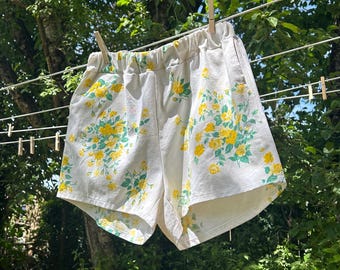 Handgemaakte geüpcycled vintage textiel short, hoog getailleerd met zakken mod jaren 60 bloemen