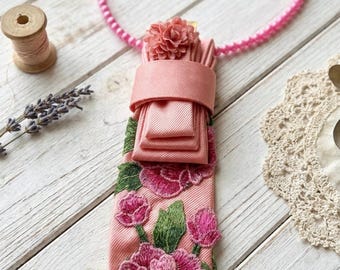 Collar llamativo de color rosa empolvado con flores en 3D – Accesorio de moda femenino hecho a mano