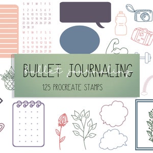 Op de afbeelding: Een verzameling handgetekende digitale stempels voor bullet journaling. Inclusief een kalender, tekstballonnen, een camera, een waterfles, een halter, een regenboog en andere decoratieve elementen. De tekst luidt "BULLET JOURNALING 125 PROCREATE STAMPS".