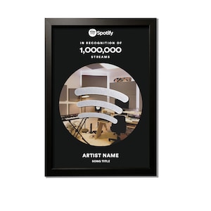 Peut inclure: Plaque noire encadrée avec un logo Spotify argenté et le texte "IN RECOGNITION OF 1,000,000 STREAMS". La plaque présente une photo d'un studio d'enregistrement avec un logo Spotify argenté.