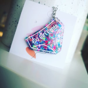 Llavero de pantalón de niña grande, broche de resina de positividad, regalos de buzón, regalos para ella, regalos para amigas, regalo de cuidado personal, salud y bienestar