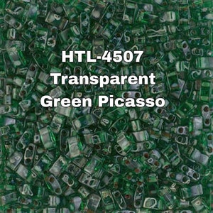 Puede incluir: Una imagen de primer plano de cuentas de vidrio verde y transparente. Las cuentas son pequeñas y rectangulares. El texto "HTL-4507 Transparent Green Picasso" es visible en la imagen.
