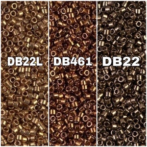 Puede incluir: Tres imágenes de primer plano de cuentas de semillas doradas. Las cuentas están dispuestas en un patrón aleatorio. La primera imagen está etiquetada como "DB22L", la segunda imagen está etiquetada como "DB461" y la tercera imagen está etiquetada como "DB22".