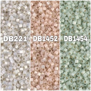 Peut inclure: Trois images en gros plan de perles de rocaille de différentes couleurs. La première image montre des perles de rocaille blanches avec un reflet argenté. La deuxième image montre des perles de rocaille roses avec un reflet argenté. La troisième image montre des perles de rocaille vert clair avec un reflet argenté. Les images sont étiquetées avec les codes produits DB2221, DB1452 et DB1454.