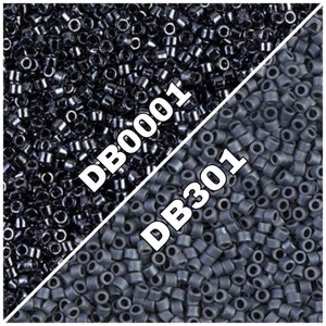 Puede incluir: Dos imágenes de primer plano de cuentas de semillas negras y grises. La imagen superior muestra cuentas de semillas negras con el texto "DB0001". La imagen inferior muestra cuentas de semillas grises con el texto "DB301".