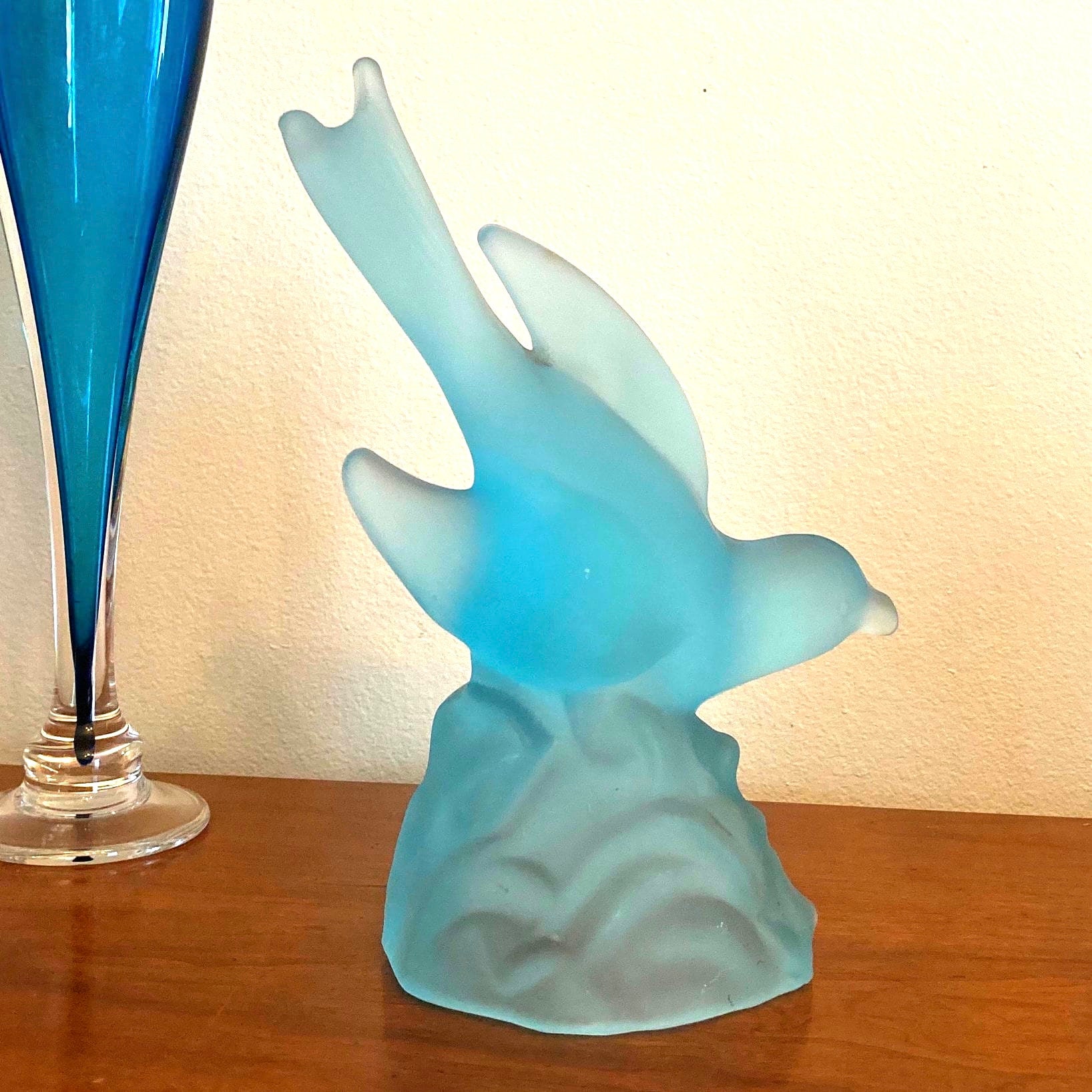 Minimalist LE Smith Vintage elegant Blue Satin Glass dove