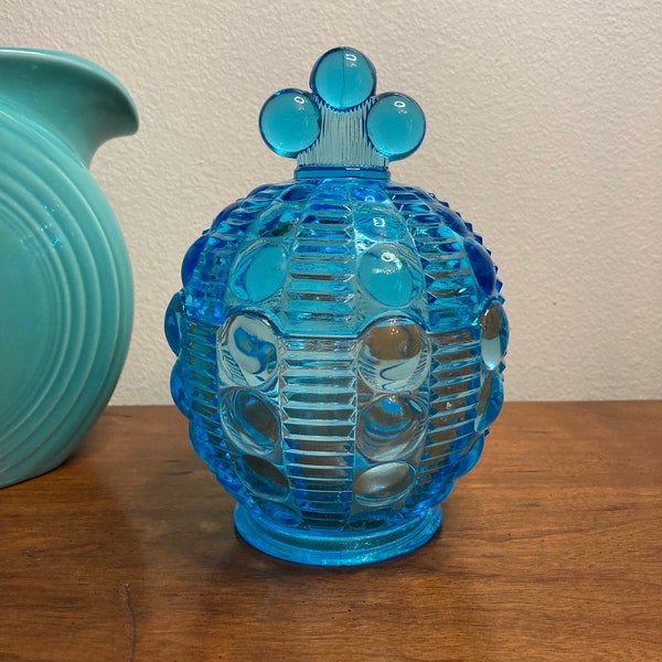 Spektakuläre 1980er Jahre seltene Vintage Aqua Blue Ice Indiana Glass Tiara Dew Drop Deckeldose in perfektem Zustand! Sehr begehrenswertes Stück!