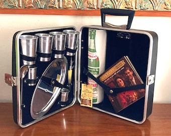 Vintage 1960s Ever-Wear Trav-L-Bar Executair 101, Complete 3 Bottle Portable Bar Set, Original Key, Bakelite Opener, Cocktail Guide. Barware