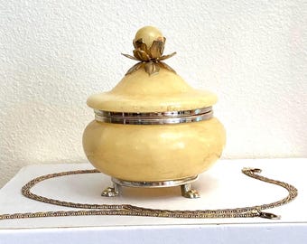 vintage beauty Hollywood Regency Boîte à bijoux sculptée à la main en albâtre jaune beurre véritable, fabriquée en Italie, boîte à bijoux en forme d'ananas en métal.