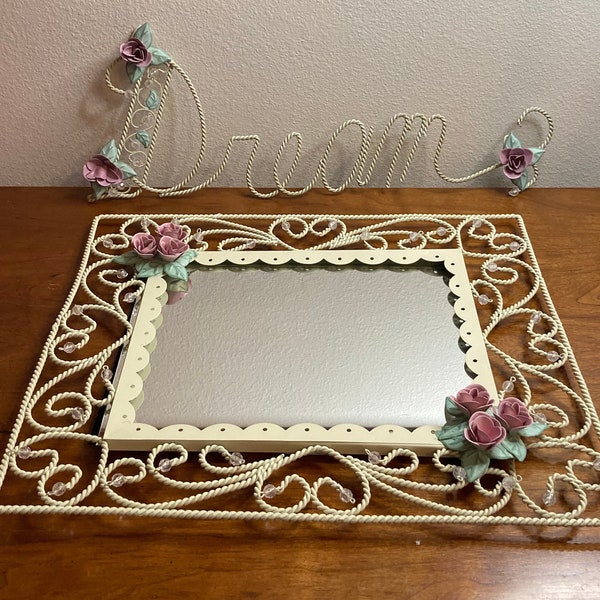 Beau miroir vintage en tole de style campagnard français crème avec du métal tressé, des roses roses et des perles comprenant un signe inspiré du rêve.