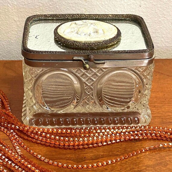 cigarette casket Rare Find: Antique beautiful 1900 English medallion molded Glass Casket  Hinged cigarette box, Antique clear crystal jewelry keepsake box