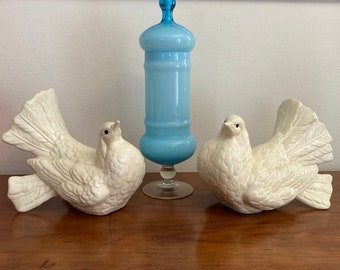 Chic Vintage MCM Contemporary large pair of ceramic doves in a beautiful creamy white with detailed feathering plumage and a regal presence.