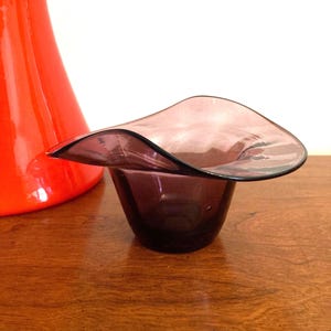 Rainbow glass top hat vase, Purple ruffle vase, Amethyst Art glass vase, Vintage USA glassware, MCM collectible glass bowl, plum glass decor
