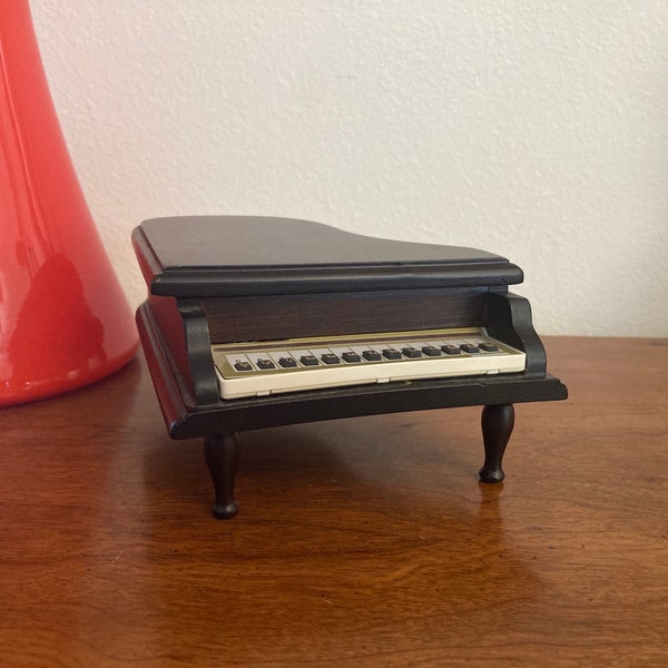 Rare Vintage George Good Wooden 1980s Electron Echo Mini Grand Piano with rare HC 02 Yellow keyboard. In excellent functioning condition!