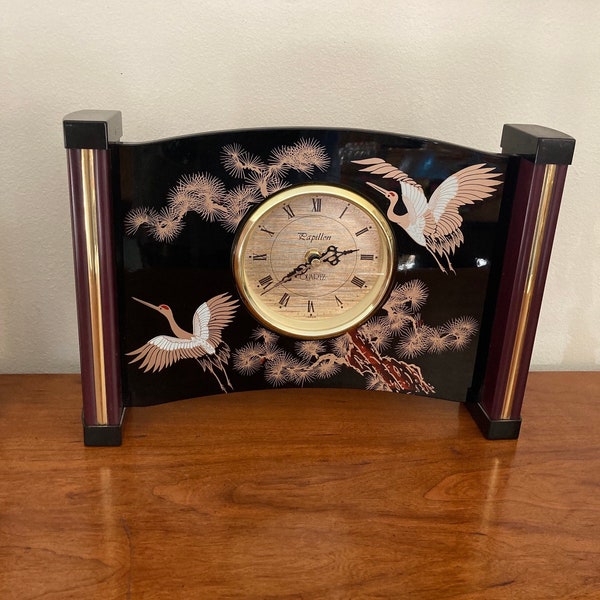 Élégante horloge japonaise noire vintage en laque Yamanaka Urushi avec des grues détaillées en vol au-dessus du feuillage des arbres. Beaux accents maki-e dorés.