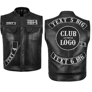 Op de afbeelding: Zwarte leren vest met meerdere zakken en patches. De voorkant heeft tekstpatches met de labels "TEXT 1", "TEXT 2", "TEXT 3" en "TEXT 4". De achterkant toont een grote ronde patch met de tekst "CLUB", "LEATHERTON" en "LOGO", plus "TEXT 5 BIG" en "TEXT 6 BIG".