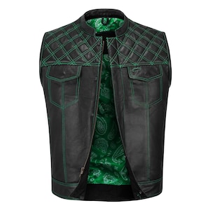 Może przedstawiać: Czarna skórzana kamizelka z zielonymi przeszyciami i zieloną podszewką w paisley. Kamizelka ma pikowany wzór na ramionach i dwie przednie kieszenie. Z przodu znajduje się zamek błyskawiczny.