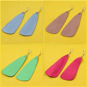 以下が含まれることがあります： 革の涙の形をしたドロップ型のイヤリングが4組。イヤリングは、薄い青、茶色、緑、赤の4色です。