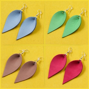 以下が含まれることがあります： 革の葉の形をした、ぶら下がっているイヤリングが4組。イヤリングは青、緑、赤、茶色です。
