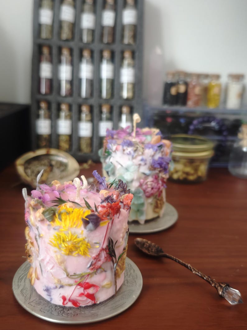 Chandelles botaniques roses aux fleurs séchées