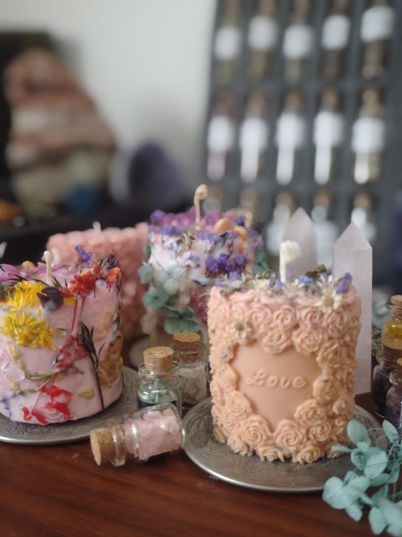 Chandelles roses et mauves décorées de fleurs séchées
