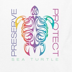 Könnte beinhalten: Ein farbenfrohes, stilisiertes Meeresschildkröten-Design mit den Worten "PROTECT" und "PRESERVE" auf beiden Seiten. Die Worte "SEA TURTLE" stehen unter der Schildkröte.