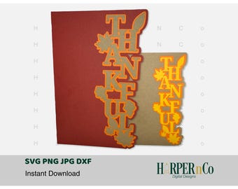 Könnte beinhalten: Ein Design zum Thema Thanksgiving mit dem Wort "THANKFUL" in orangefarbenen Buchstaben und Blättern. Das Design wird vor einem roten und beigen Hintergrund präsentiert. Das Bild enthält auch den Text "SVG PNG JPG DXF Instant Download".