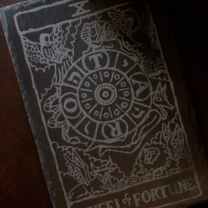 Trivet para cartas de tarô da Roda da Fortuna de ardósia gravada de 12"