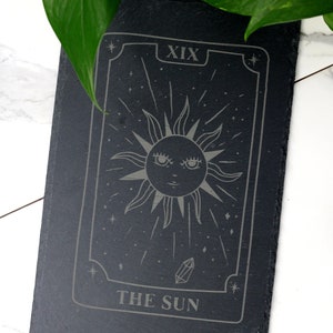 Trivet de carta de tarô solar de ardósia gravada de 12"