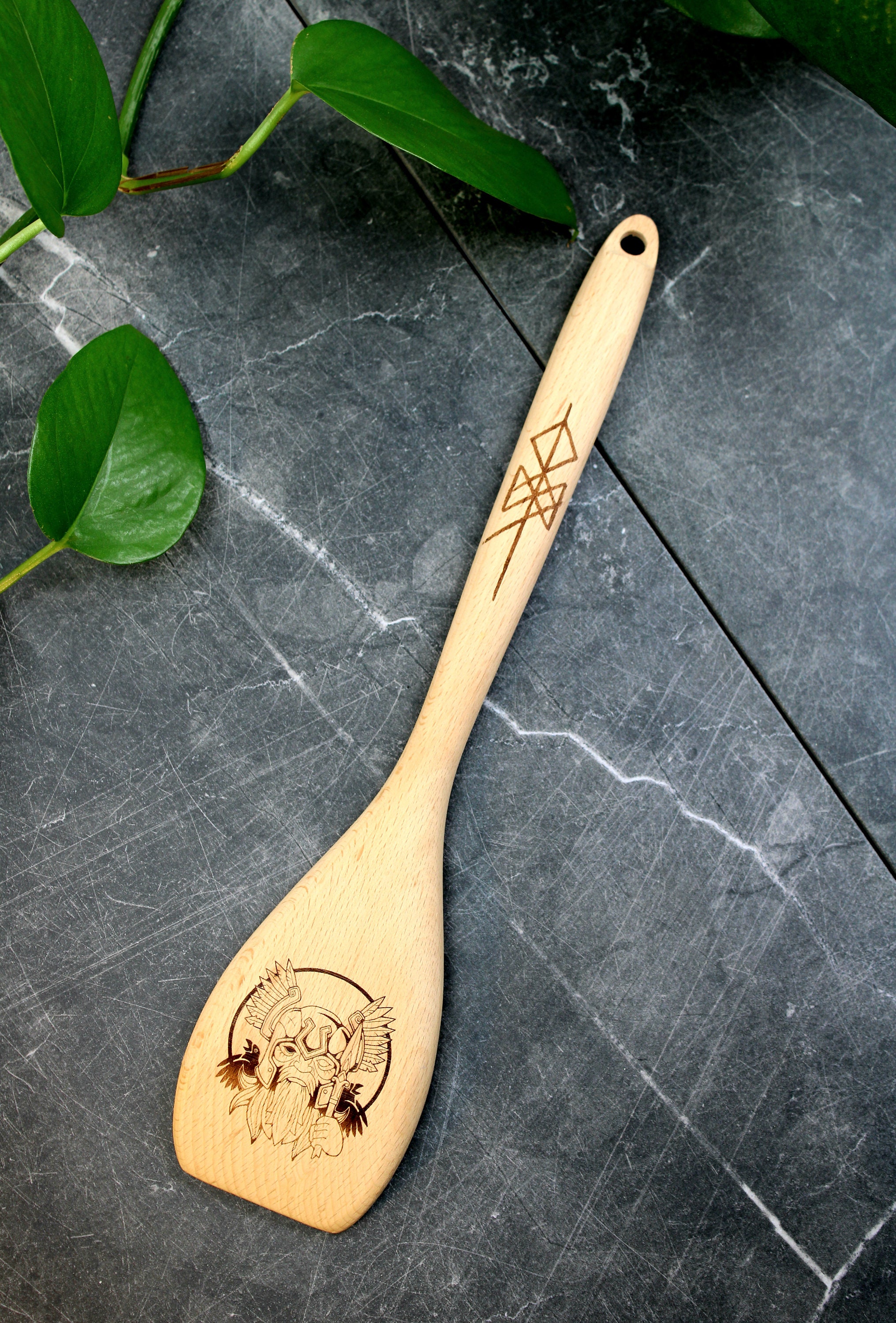 Spatule en bois gravée Odin