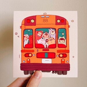 Impressão de arte de ônibus escolar feliz | Cartão postal kawaii | Impressão de arte colorida estética fofa | Decoração de parede kawaii