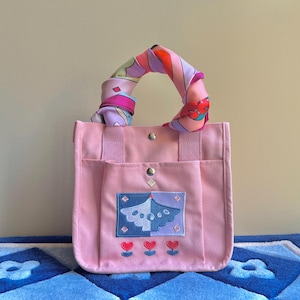 Vogel auf Baby Rosa Canvas-Tasche | Bestickte minimalistische Handtasche | Vielseitige Lunch Bag | Künstlerbedarfsträger | Niedliche Barbie Tasche