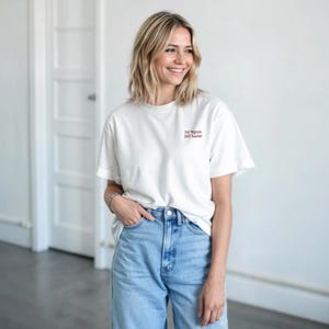 Peut inclure: Un t-shirt blanc à manches courtes avec le texte rouge Try again Fail better imprimé sur la poitrine supérieure gauche, associé à un jean en denim bleu clair doté d'une braguette à boutons et d'un design classique à cinq poches.