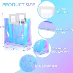 K&ouml;nnte beinhalten: Eine transparente, schimmernde Tragetasche mit einem wei&szlig;en Ledergriff. Die Tasche ist 20,8 cm hoch, 20 cm breit und 9,7 cm tief. Die Tasche ist feuchtigkeitsbest&auml;ndig und aus dickem PVC-Material gefertigt.