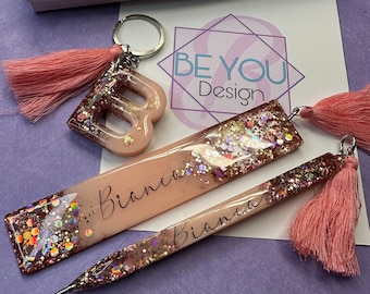 Keychain, pen and bookmark set made with resin | details to give away