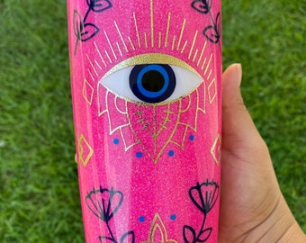 Vaso Mal de ojo tumbler , fondo fuchsia con nombre personalizado , cadenas colgantes y ojos turcos pequeños , 20 onzas