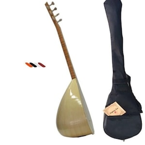 Może przedstawiać: Turkijski saz z jasnego drewna z czarnym futerałem. Saz ma korpus w kształcie gruszki i długą szyjkę z kołkami strojeniowymi.