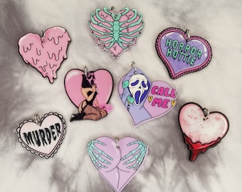 Amuletos góticos pastel - Amuletos de corazón de terror - Amuletos de Halloween - Amuleto gótico - Caja torácica - Asesinato - Chica sexy de terror - Manos de esqueleto - Corazón sangriento