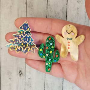 楽しいクリスマスチャーム - キラキラ輝くアクリルチャーム - ジンジャーブレッドマン - カラフルな木 - クリスマスサボテン - ジュエリー作りのための冬のホリデーチャーム