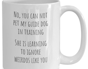 No acariciar perro guía en entrenamiento (hembra) divertido criador de cachorros novedad taza de regalo