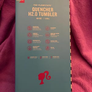 Puede incluir: Caja turquesa para un vaso Quencher H2.0 con tem&aacute;tica de Barbie. La caja presenta el logotipo de Barbie, detalles del producto e iconos que indican caracter&iacute;sticas como la seguridad en el lavavajillas y materiales sin BPA. El vaso contiene 1,18 L.